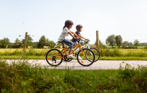 Niños montando bicicleta