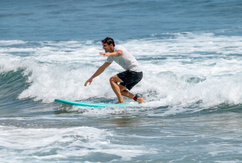 Hombre haciendo surf