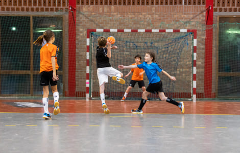 Niños jugando handball