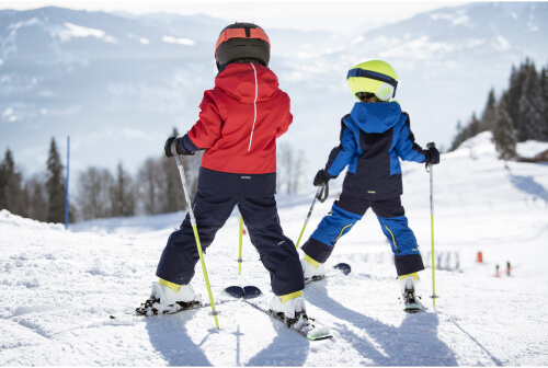 Niños haciendo ski
