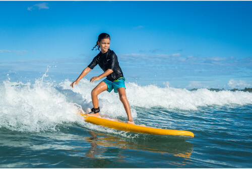 Niño haciendo surf