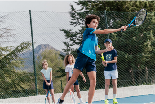 Niños practicando tenis